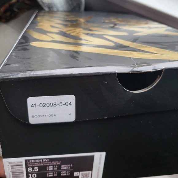 Mens nike 8.5 Lebrons - Picture 3 of 3